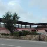 Successivamente fu realizzata anche un�ampia veranda in legno con vista sul mare, anch�essa abbandonata oggi al suo destino
